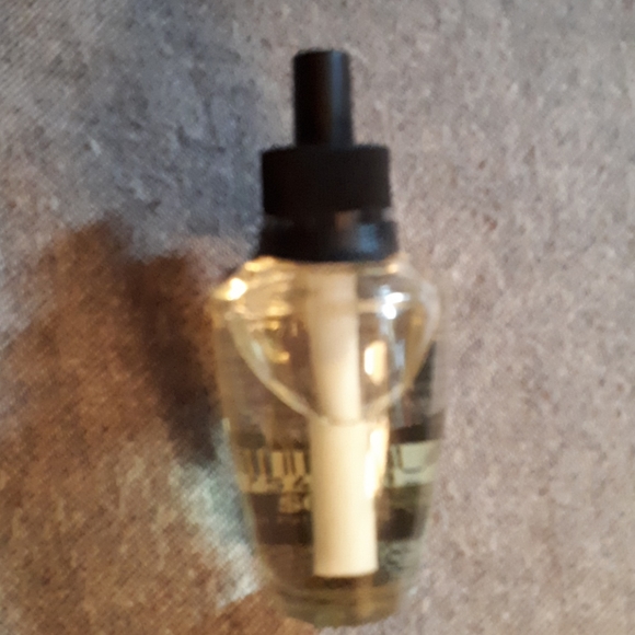 Bath & Body Works Wallflower Refill -- NWT - Picture 2 of 2